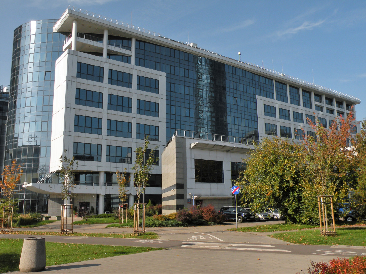 Zdjęcie architektury budynku Centrala i biura maklerskie Powszechnego Banku Kredytowego SA (obecnie biurowiec)